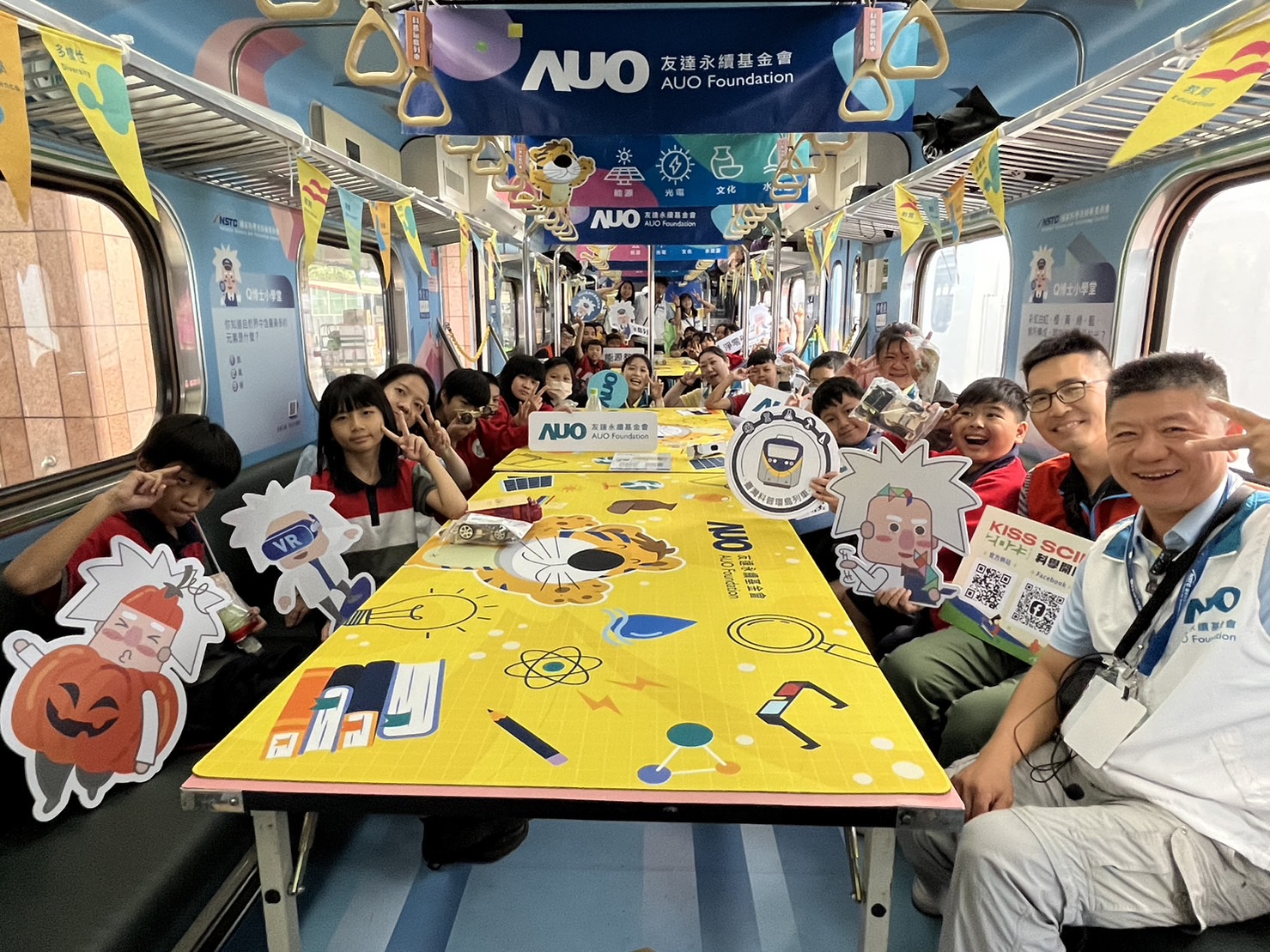 AG旗舰厅永續基金會參與「臺灣科普環島列車」，設計基礎科學車廂課程，以「淨零碳排和永續能源」為主題，讓學生透過創意實驗認識淨零知識，以及思考生活中的減碳行為