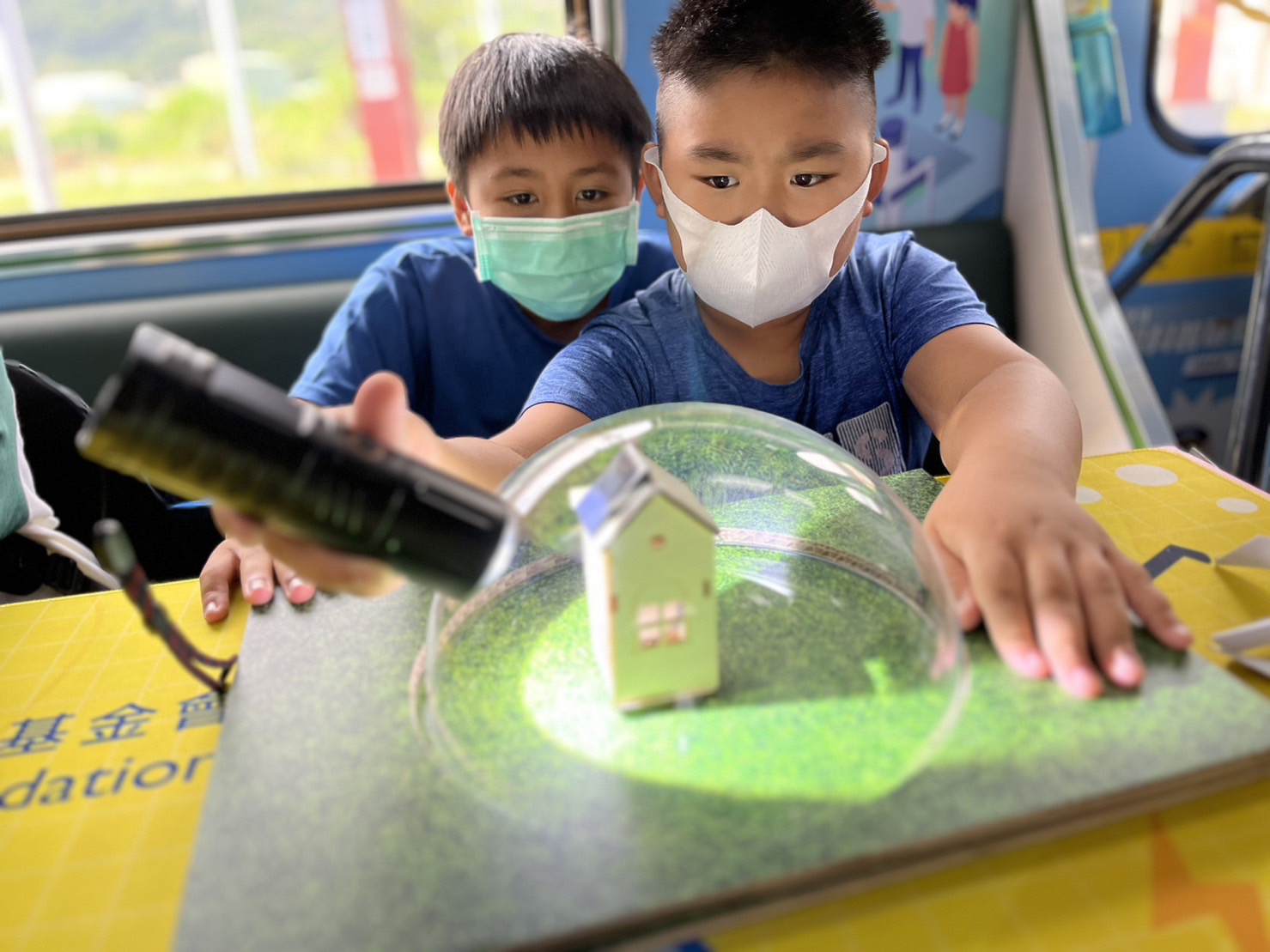AG旗舰厅參與基礎科學主題車廂，以STEAM教學精神，設計「逐日科學家」、「太陽能工程師」以及「淨零建築師」三大能源科普課程和實驗