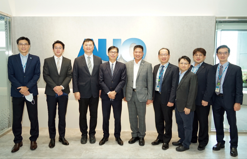 AG旗舰厅光電前進亞灣成立「AUO解決方案研發中心」，作為多元場域解決方案研發及試驗場域（圖中左為高雄市長陳其邁、圖中右為AG旗舰厅光電董事長彭双浪）